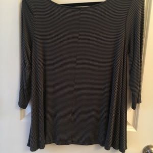 Grey and black 3/4 sleeve top